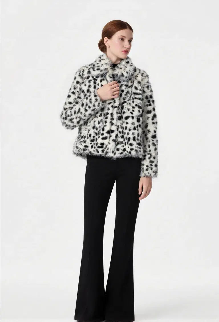 Leopard print cropped jacket with faux fur, featuring a stylish & warm look, suitable for autumn/winter wear.