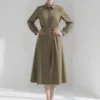 Khaki shirt dress with belt, featuring a minimalist commuting style, suitable for daily wear or office scenarios.