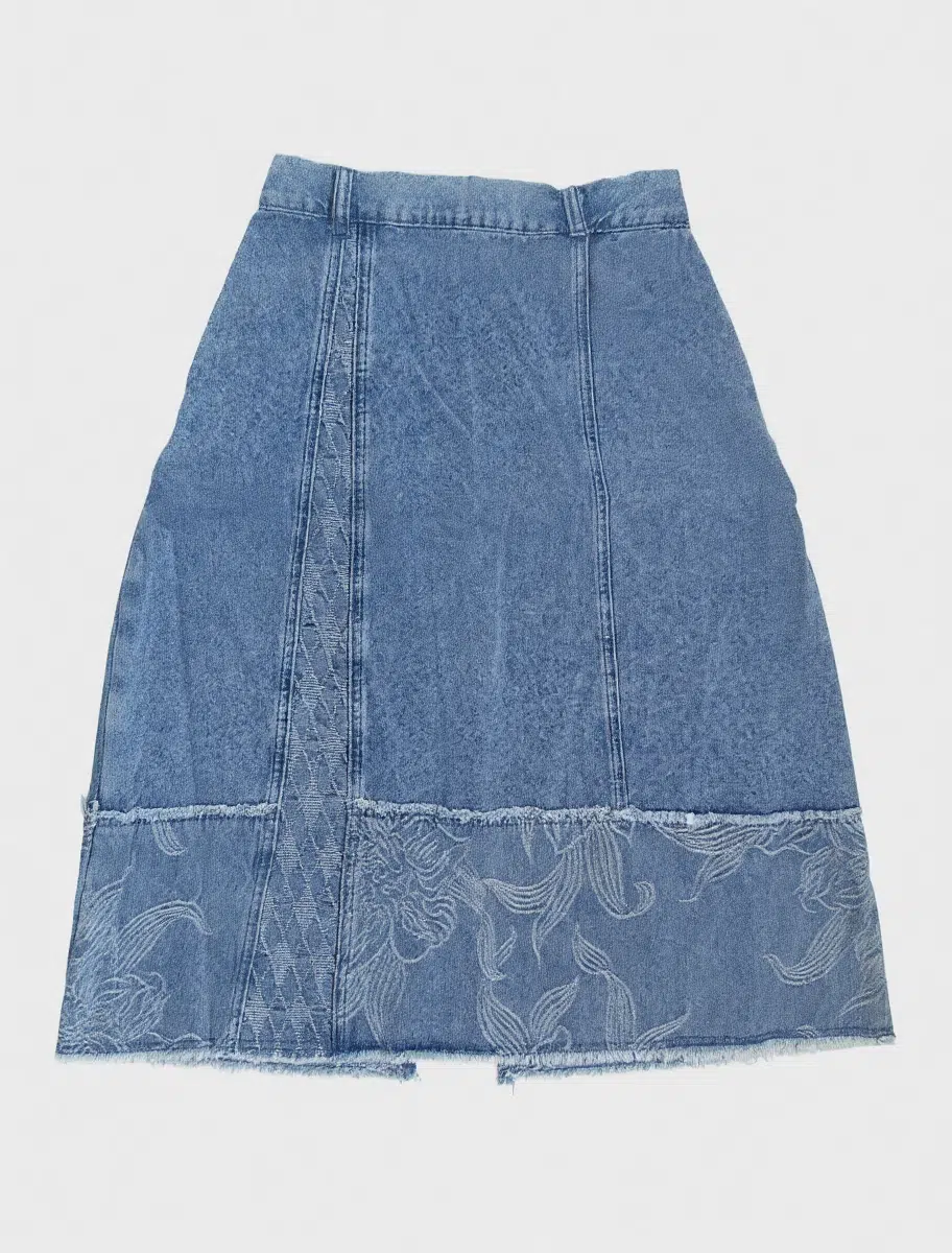 Embroidered patchwork denim midi skirt made of denim fabric, featuring embroidered details and frayed hem, with a casual style suitable for daily or vacation wear.