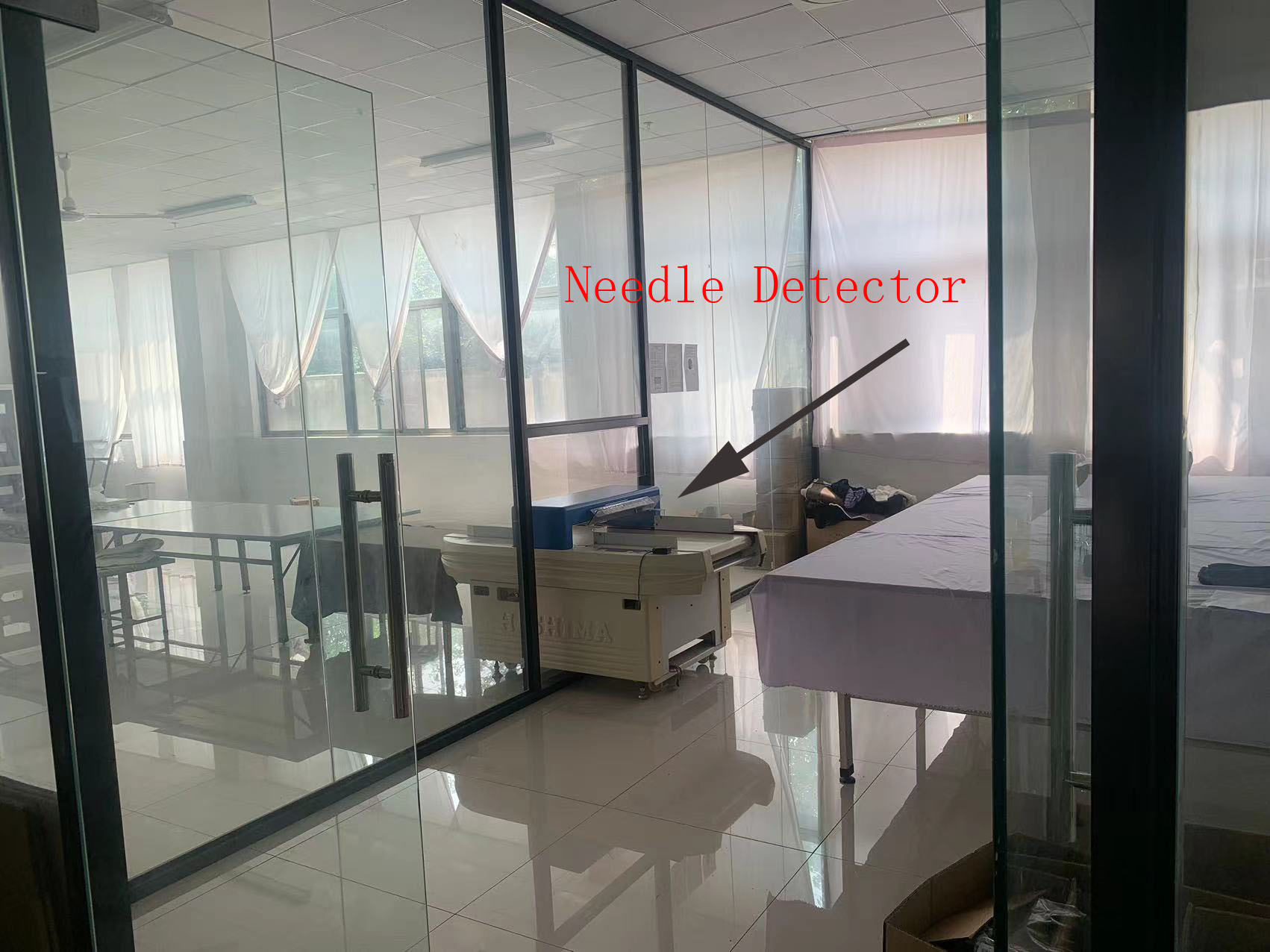 Conveyor needle detector for garment factory, with high-precision detection & smart alarm, suitable for assembly line quality inspection.