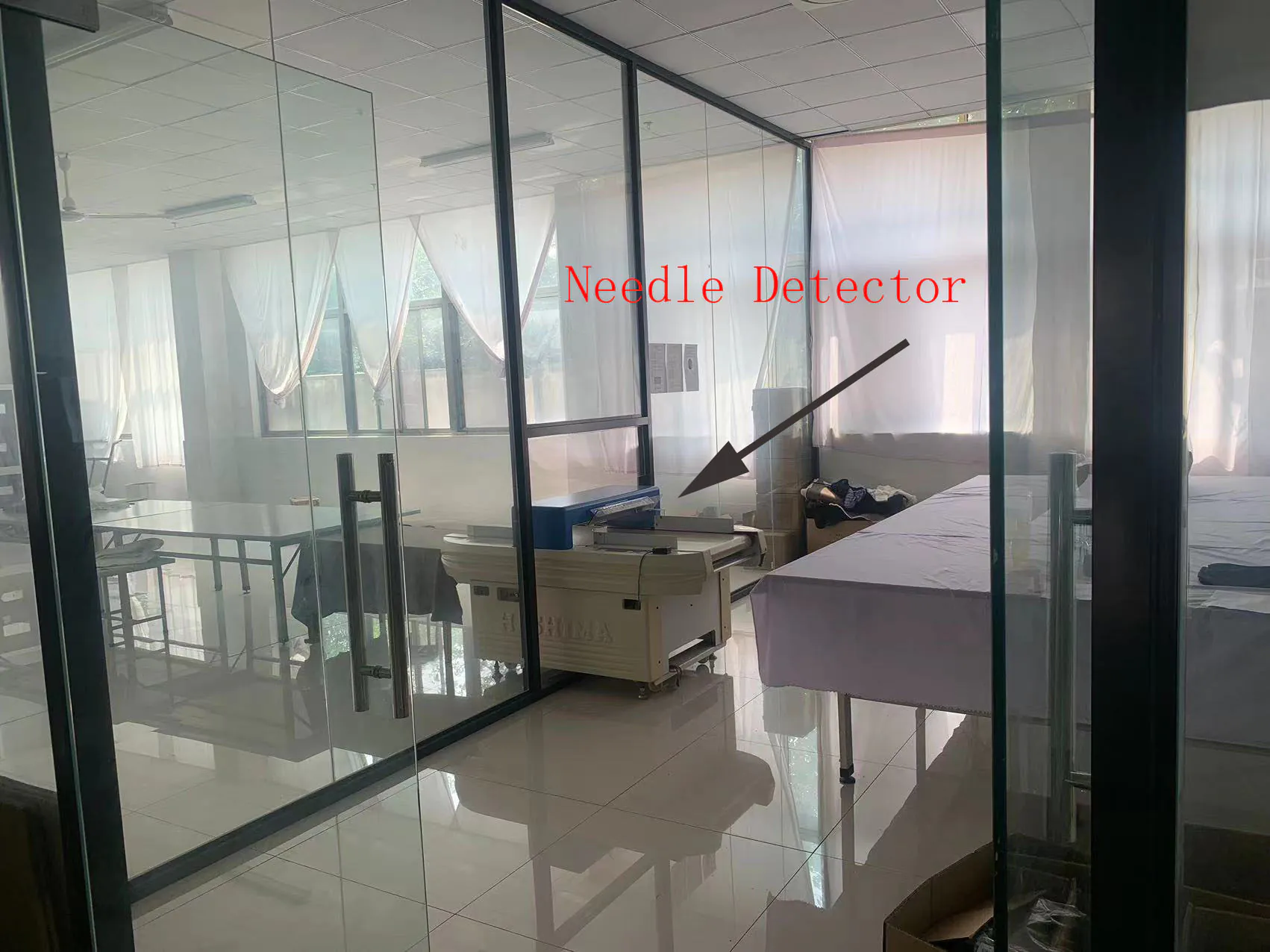 Conveyor needle detector for garment factory, with high-precision detection & smart alarm, suitable for assembly line quality inspection.