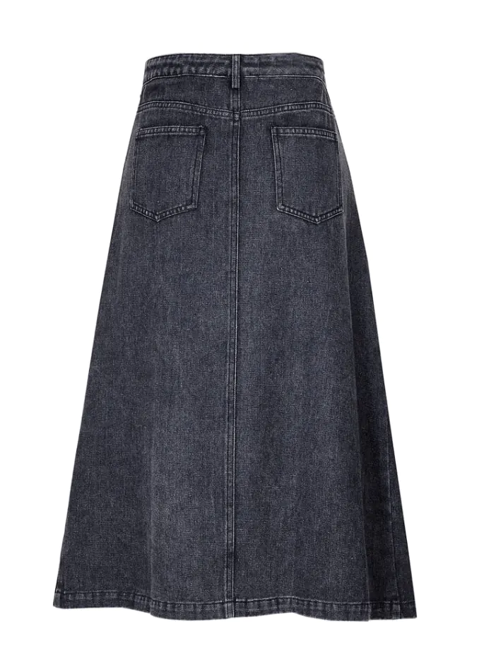 Dark gray denim midi skirt with back waist details and pockets, featuring a casual and versatile design, suitable for daily wear.